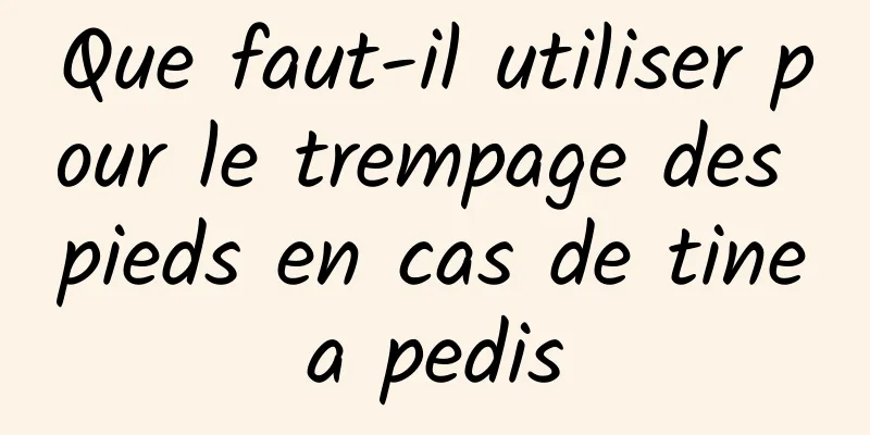 Que faut-il utiliser pour le trempage des pieds en cas de tinea pedis