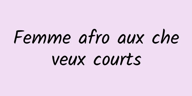 ​Femme afro aux cheveux courts