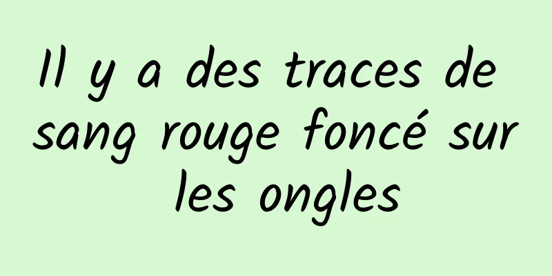 Il y a des traces de sang rouge foncé sur les ongles