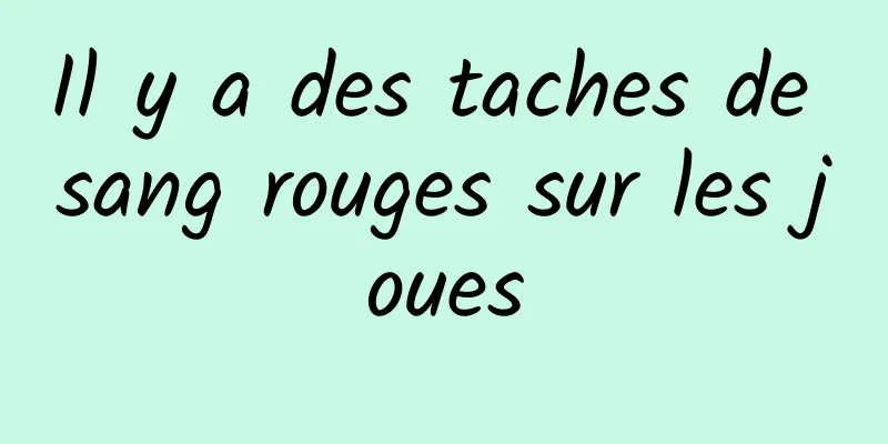 Il y a des taches de sang rouges sur les joues