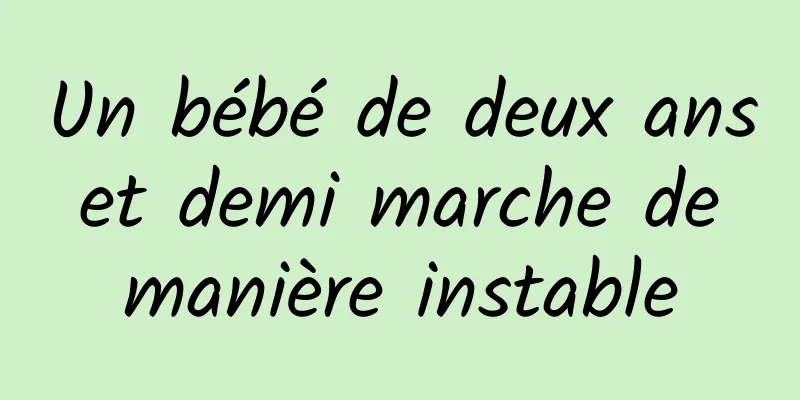 Un bébé de deux ans et demi marche de manière instable