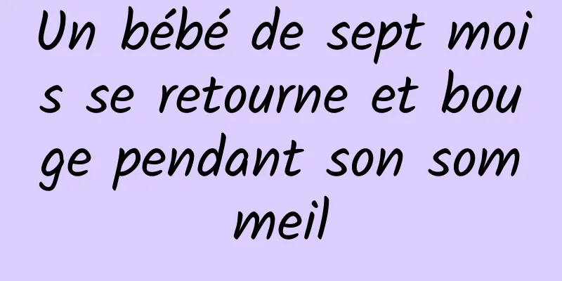 Un bébé de sept mois se retourne et bouge pendant son sommeil