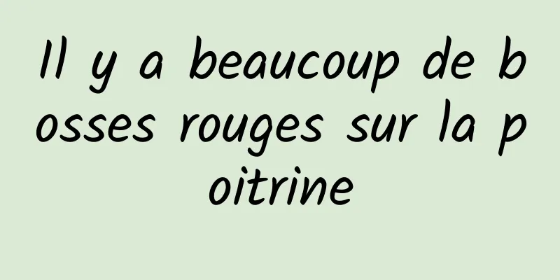 Il y a beaucoup de bosses rouges sur la poitrine