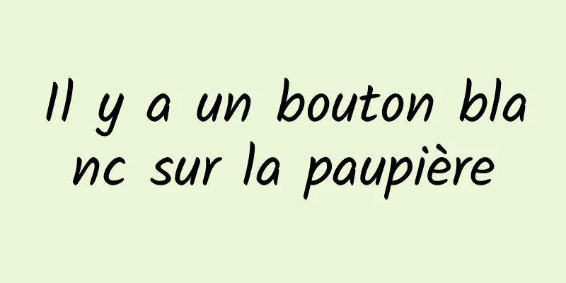 Il y a un bouton blanc sur la paupière