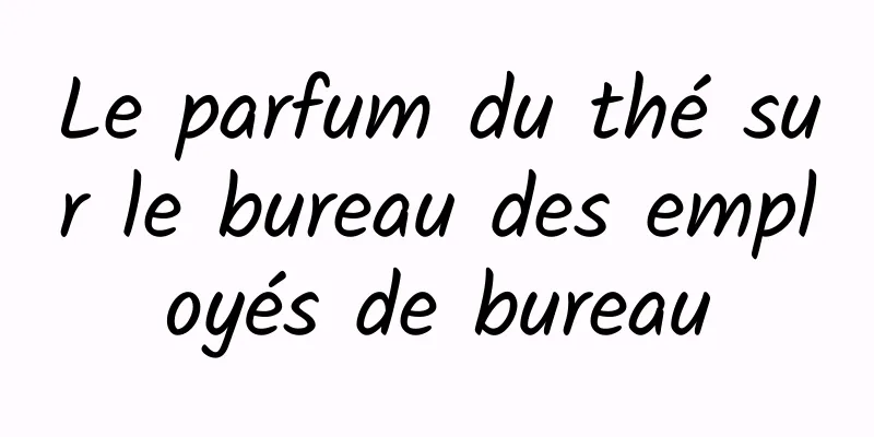 Le parfum du thé sur le bureau des employés de bureau